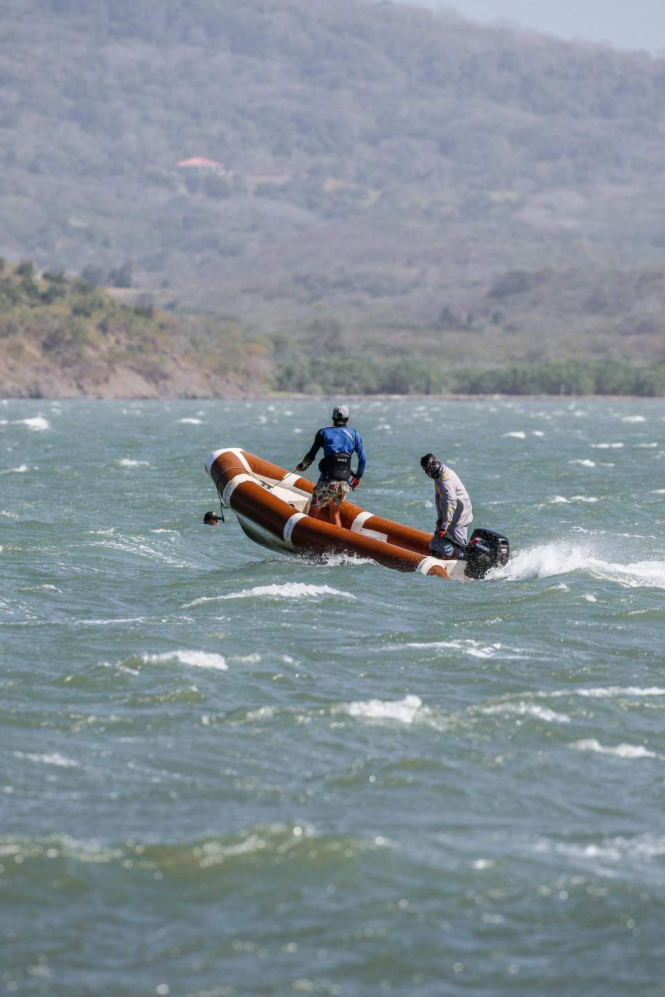 Emocionante paseo en lancha motora de alta velocidad en aguas turbulentas, que muestra aventuras al aire libre y deportes acuáticos.
