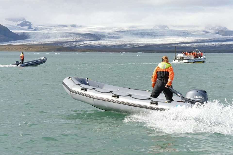persona viajando en un bote salvavidas